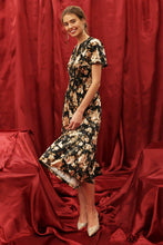 Load image into Gallery viewer, Blu Pepper - FLORAL VELVET SPLICE SHIRRED WAIST MIDI DRESS: BLACK MULTI///