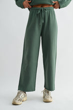 Load image into Gallery viewer, Mono B - Malibu Wide-Leg Fleece Pants: ELDERGREEN / S:M:L (2:2:2)