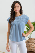 Load image into Gallery viewer, Blu Pepper - FLORAL EYELET LACE TRIM BACK BUTTON TOP: DUSTY PINK///