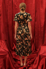 Load image into Gallery viewer, Blu Pepper - FLORAL VELVET SPLICE SHIRRED WAIST MIDI DRESS: BLACK MULTI///
