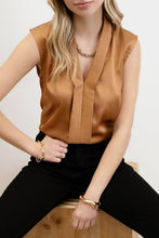 Load image into Gallery viewer, Blu Pepper - SATIN COLLARED SLEEVELESS BLOUSE: CHAMPAGNE ///
