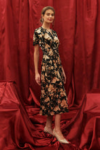 Load image into Gallery viewer, Blu Pepper - FLORAL VELVET SPLICE SHIRRED WAIST MIDI DRESS: BLACK MULTI///