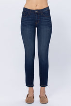 Load image into Gallery viewer, Mid Rise Handsand Relaxed Fit Judy Blue 83109 **
